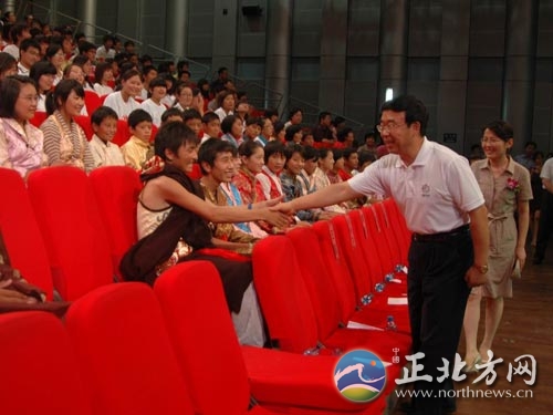 山東原副省長(zhǎng)46情婦 奢靡生活令人目瞪口呆（組圖）有網(wǎng)友曝光，黃勝大哥黃濰連，原濰坊市副市長(zhǎng)，現(xiàn)是公共安全專家局局長(zhǎng)；黃勝親弟黃進(jìn)，是濰坊市衛(wèi)生局局長(zhǎng)。一個(gè)自稱“普通濰坊市民”的網(wǎng)友在百度德州吧里這樣寫道：“禍害一方百姓！一個(gè)也別放過！說起黃家在濰坊多無法無天誰不知道？罪有應(yīng)得！”。當(dāng)然，這是否是真實(shí)的，還需要中紀(jì)委的證實(shí)。