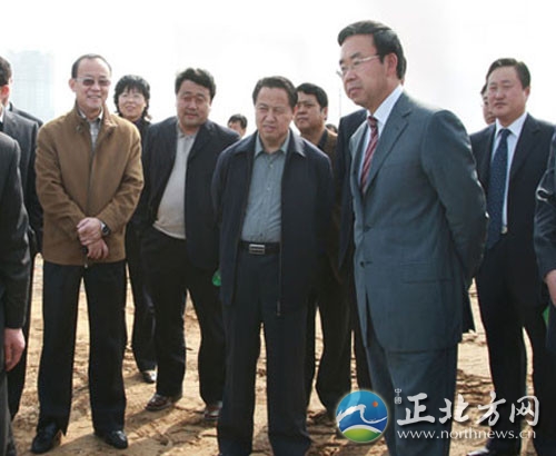 山東原副省長46情婦 奢靡生活令人目瞪口呆（組圖）在筆者想來，說黃勝貪污90億美元，折合人民幣540億元還多，根本不可能。因?yàn)榈轮菔莻€(gè)窮地方，2010年財(cái)政收入包括“水分”也只有59.95億元，9年總和不過540億元。顯然，在德州當(dāng)權(quán)13年的黃勝不可能有那么多錢貪。