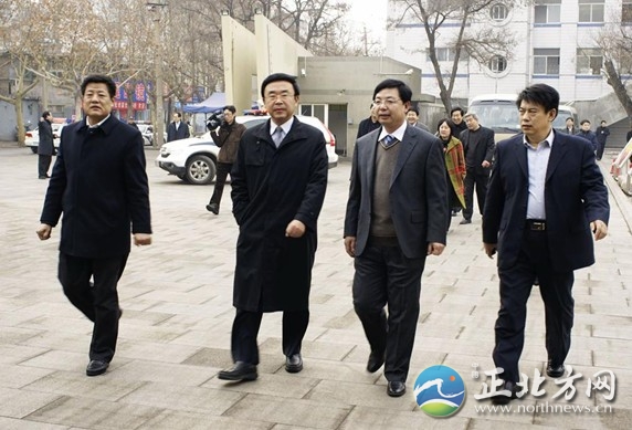 山東原副省長46情婦 奢靡生活令人目瞪口呆（組圖）流傳最廣的是其擁有“90億美元”，“46名情婦”，“46套房產”，且家屬已經全部移居海外，乃名副其實的“裸官”。此幾條，空穴來風的可能性不大——按照一貫的做法，雙規(guī)之人先點出要害犯罪事實、廣而告之民眾、網民，進而做實了其犯罪鐵證、無法令其咸魚翻身，亦屬雙規(guī)的慣用套路。至于此后又被說情、將功補過再天量減持貪腐數(shù)字、減少房子套數(shù)、減少情婦人數(shù)，那是另外一回事。