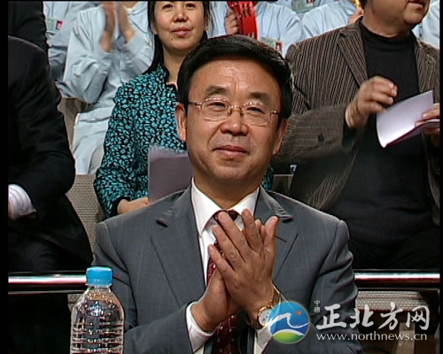 山東原副省長(zhǎng)46情婦 奢靡生活令人目瞪口呆（組圖）勝，男，漢族，1954年出生，山東威海人，大學(xué)學(xué)歷。1972年11月1日參加工作，黨員，1975年5月1日入黨。山東省人民政府副省長(zhǎng)、省政府黨組成員。曾擔(dān)任中華人民共和國(guó)十一屆運(yùn)動(dòng)會(huì)組織委員會(huì)副主任。2011年11月24日，中央紀(jì)委有關(guān)負(fù)責(zé)人證實(shí)，山東省副省長(zhǎng)黃勝涉嫌嚴(yán)重違紀(jì)，目前正接受組織調(diào)查。 