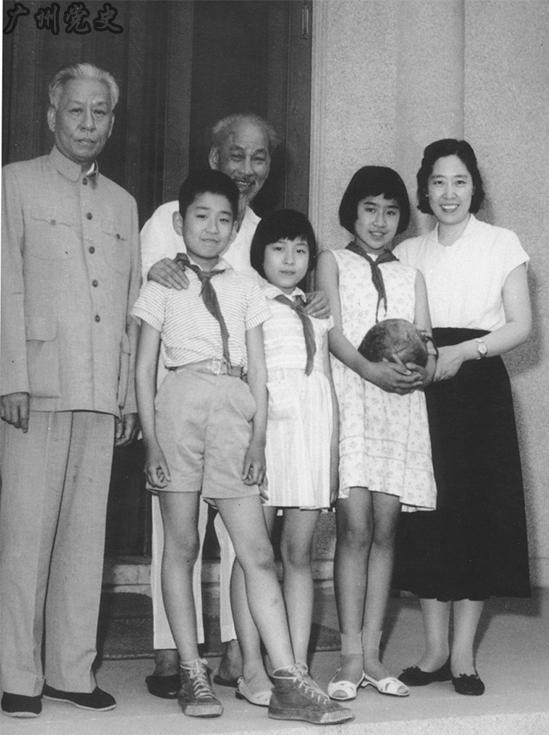 1962年，王光美、劉少奇在家中接待胡志明