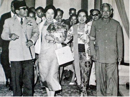 1963年4月13日，中國國家主席劉少奇攜夫人王光美訪問印尼。