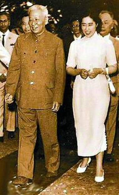 1963年，王光美陪同劉少奇訪印尼
