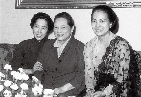 1962年，王光美、宋慶齡會見印尼總統(tǒng)蘇加諾夫人哈蒂妮