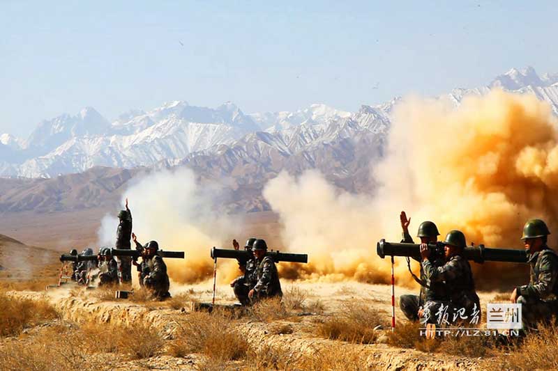 高清:火力猛！解放軍官兵肩扛火箭筒群射
