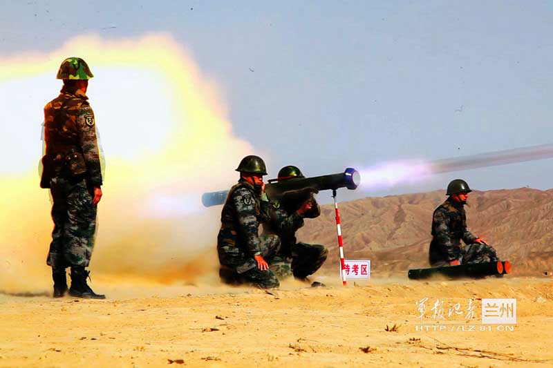 高清:火力猛！解放軍官兵肩扛火箭筒群射【2】