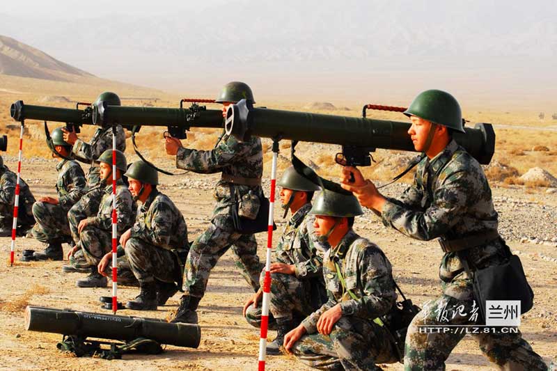 高清:火力猛！解放軍官兵肩扛火箭筒群射【4】