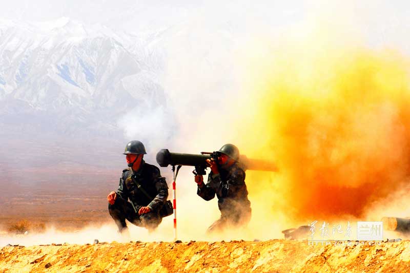 高清:火力猛！解放軍官兵肩扛火箭筒群射【5】