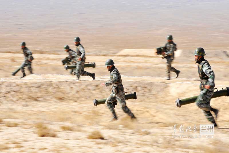 高清:火力猛！解放軍官兵肩扛火箭筒群射【6】
