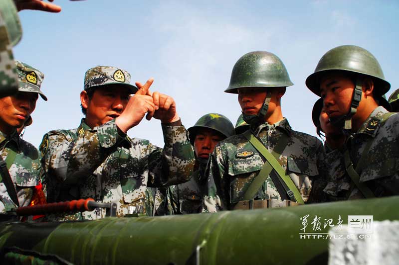 高清:火力猛！解放軍官兵肩扛火箭筒群射【7】