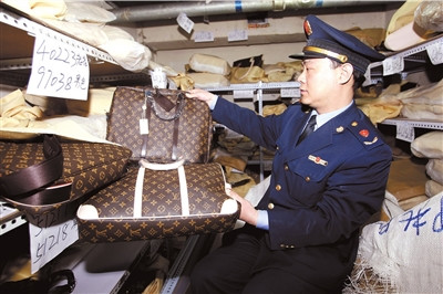 地鐵通道內(nèi)現(xiàn)假貨庫房LV愛馬仕應有盡有（圖）