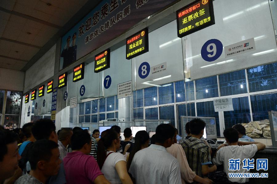 #（社會）（2）受暴雨影響四川南充多趟列車晚點 眾多旅客滯留