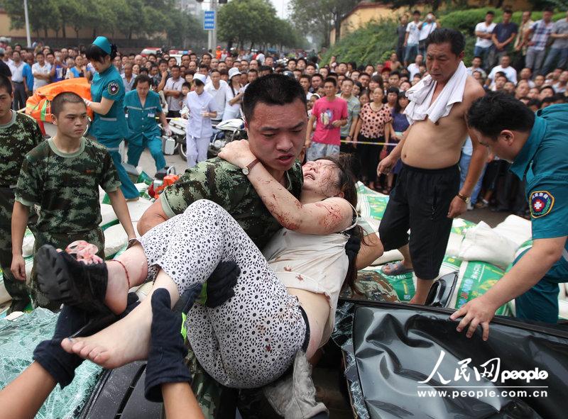 高清：河南一大貨車側(cè)翻壓癟小轎車 女車主奇跡生還【2】