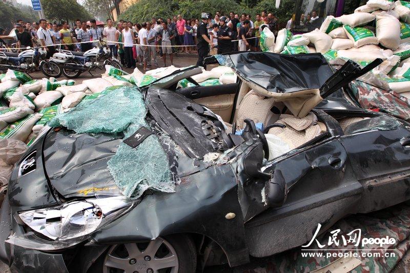 高清：河南一大貨車側(cè)翻壓癟小轎車 女車主奇跡生還【3】