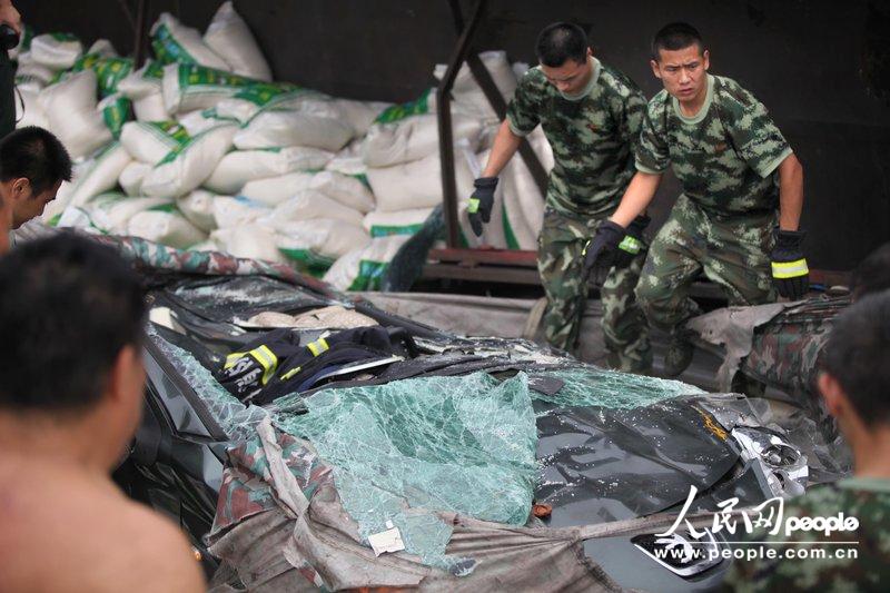 高清：河南一大貨車側(cè)翻壓癟小轎車 女車主奇跡生還【5】