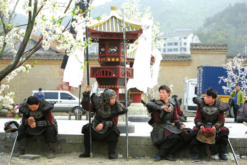 橫店影視城里，拍片間歇在一旁休息的群眾演員。（資料圖片）