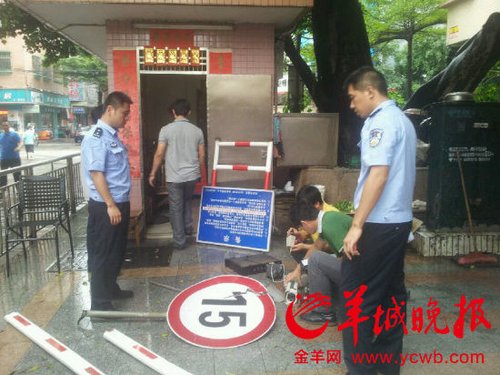 警方在現(xiàn)場(chǎng)核實(shí)被砸物品。