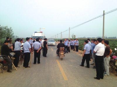 案發(fā)現(xiàn)場公安村民聯(lián)合搜捕惡犬。京華時報記者趙思衡攝/視頻 登錄手機(jī)應(yīng)用平臺，免費(fèi)下載并使用“云拍”，拍攝圖片觀看原創(chuàng)視頻。