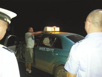 的哥錯(cuò)按“被打劫”鍵 女乘客成“劫匪”被包圍