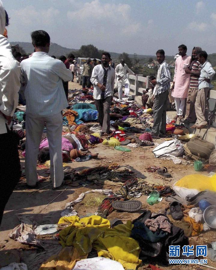 （國際）印度一寺廟發(fā)生踩踏事件致50多人死亡