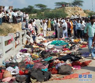 （國(guó)際）（2）印度一寺廟發(fā)生踩踏事件致50多人死亡