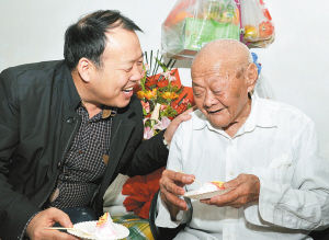 社區(qū)工作人員為壽星劉少云老人慶祝105歲生日