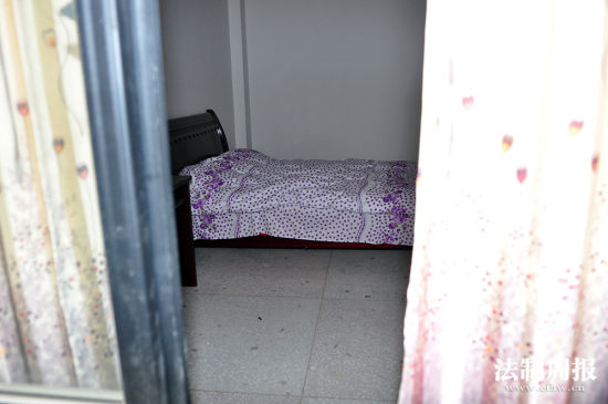 在村部樓會議室的“值班室”里還配有床鋪。