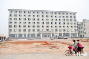 這棟7層的村部大樓，目前2層以上均為閑置的毛坯房，村干部稱將會出租以“招商引資”。