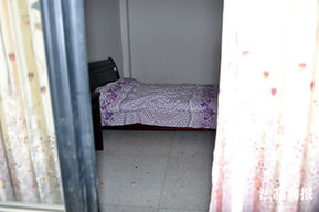 在村部樓會議室的“值班室”里還配有床鋪。