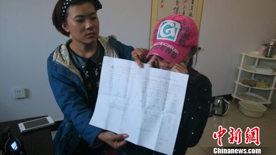 圖為徐曉云（戴帽子）展示診斷結(jié)果?！⒀蟆z