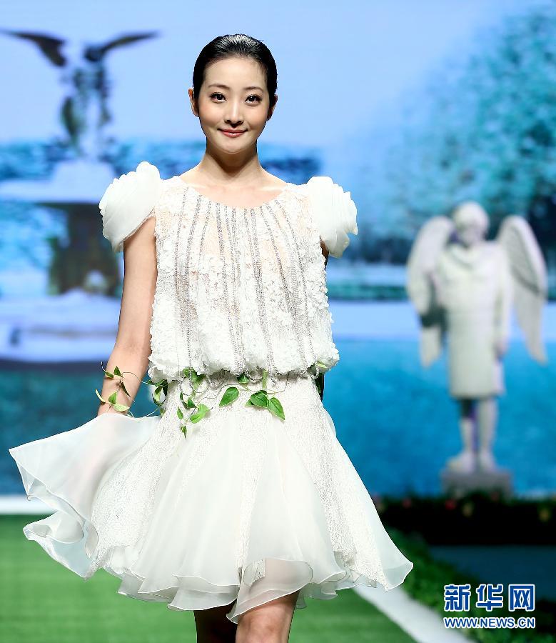 （文化）（4）蔡美月婚紗禮服發(fā)布會(huì)在京舉行