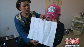 圖為徐曉云（戴帽子）展示診斷結(jié)果?！⒀蟆z