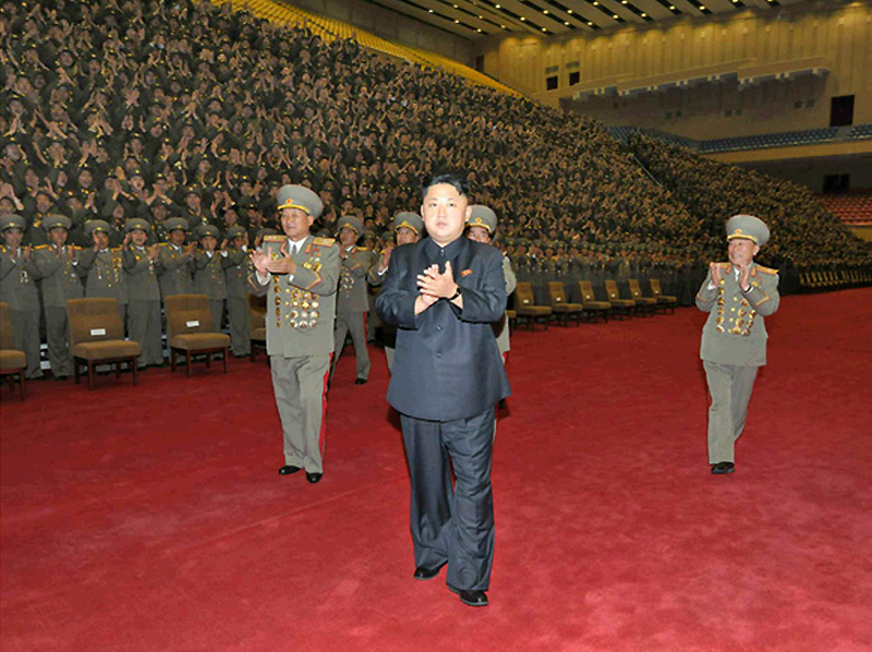 同日，金正恩還與朝鮮人民軍第267部隊(duì)的軍人建造者合影留念。（《勞動(dòng)新聞》圖片）