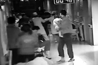 案發(fā)時(shí)，醫(yī)院護(hù)士極力阻攔行兇者 監(jiān)控視頻截圖 