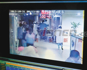 　　事發(fā)時(shí)的醫(yī)院視頻監(jiān)控