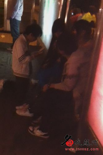 小男生雙膝跪地，對面前扎馬尾的女生告白。（網(wǎng)友視頻截圖）