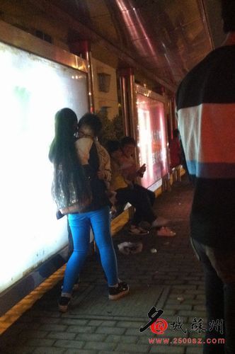 兩人相擁，座位上的同學(xué)鼓掌祝賀。（網(wǎng)友供圖）