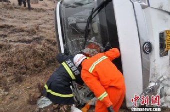 甘肅甘南一運送學生大客車側(cè)翻 致1死8傷(圖)