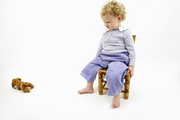 亂扔東西不愿睡覺 孩子心理壓抑的5種表現(xiàn)