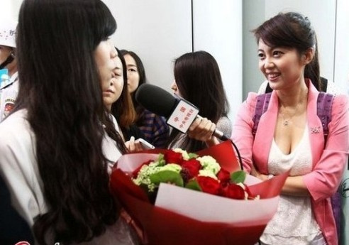 央視女記者艾婷婷低胸出鏡采訪走紅