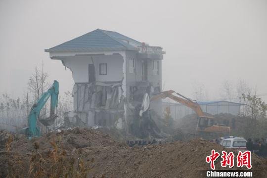 江蘇淮安一民宅被強(qiáng)拆住戶凌晨四點被拖拽至戶外