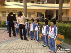 11月20日下午3時(shí)許，廣東惠州，南山學(xué)校小學(xué)部二年級(jí)的一個(gè)班級(jí)，36名學(xué)生進(jìn)行了一場(chǎng)特殊的期中考試。學(xué)生必須頂碗達(dá)到10秒鐘才合格。東方IC 版權(quán)作品、請(qǐng)勿轉(zhuǎn)載