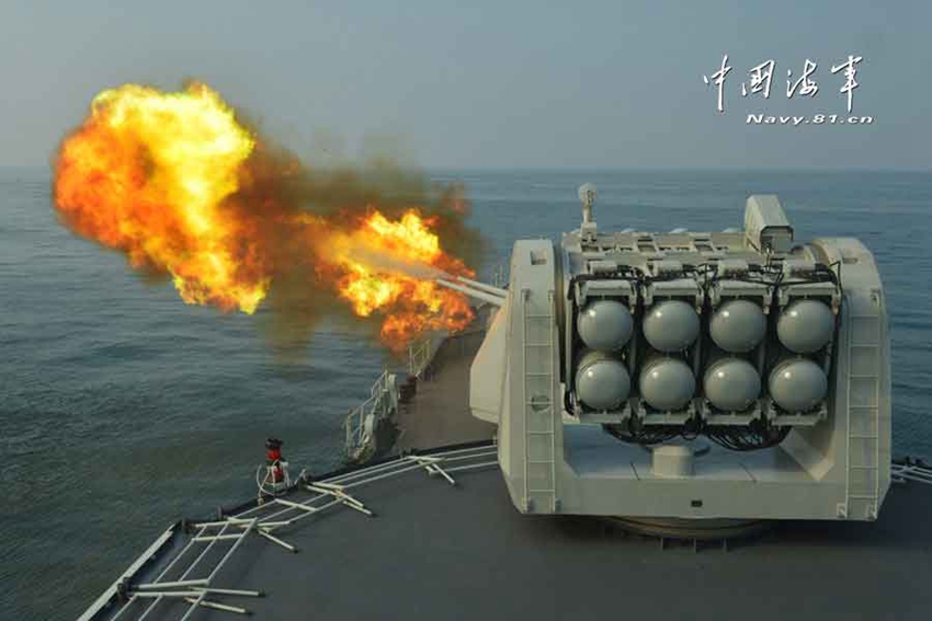紅藍(lán)對(duì)抗，海軍宜昌艦首次使用主炮發(fā)射100MM箔條干擾彈。王旭 攝影