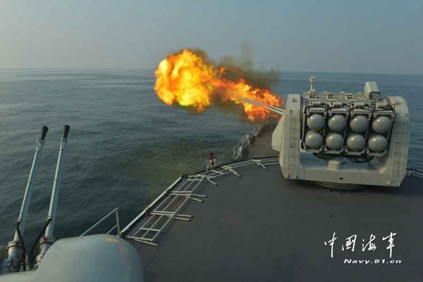 紅藍對抗，海軍宜昌艦首次使用主炮發(fā)射100MM箔條干擾彈。王旭攝影