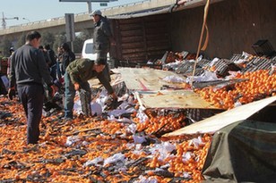 河北唐山貨車側(cè)翻35噸鮮桔遭哄搶