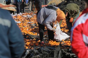 河北唐山貨車側翻35噸鮮桔遭哄搶