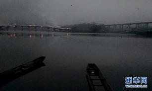 （晚報）（2）重慶黔江“亞洲第一廊橋”發(fā)生火災　橋面木質(zhì)建筑被燒毀