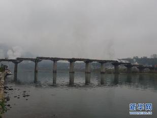 （晚報(bào)）（3）重慶黔江“亞洲第一廊橋”發(fā)生火災(zāi)　橋面木質(zhì)建筑被燒毀 