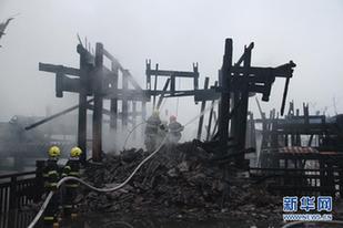 （晚報）（4）重慶黔江“亞洲第一廊橋”發(fā)生火災(zāi)　橋面木質(zhì)建筑被燒毀 