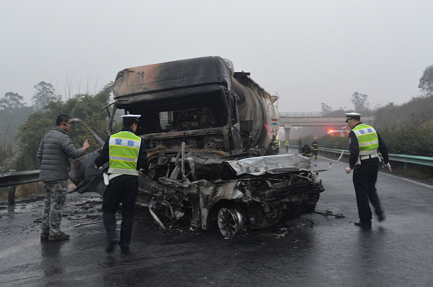 這是12月8日拍攝的事故現(xiàn)場。新華社發(fā)（梁波 攝）